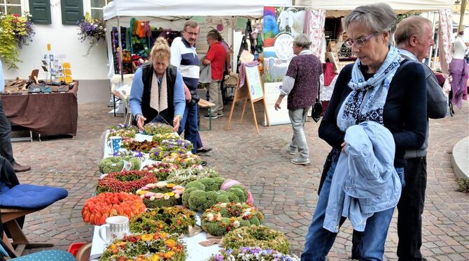 Bunte Blumen-Kreationen auf dem Markt.