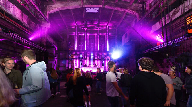 Die alte Schmiedehalle wurde bei der Party in futuristisches Licht getaucht.Foto: Pieth
