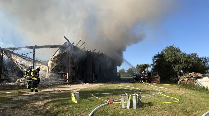 Feuerwehrmänner haben den Scheunenbrand in Kusterdingen-Wankheim schnell unter Kontrolle gebracht.Foto: Raiser