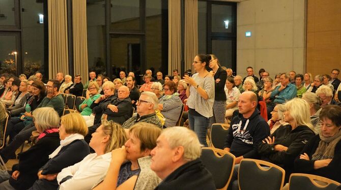 Einwohnerversammlung in Dußlingen: Zahlreiche Einwohner, darunter Anita Lumpp, meldeten sich zu Wort. Foto: STraub