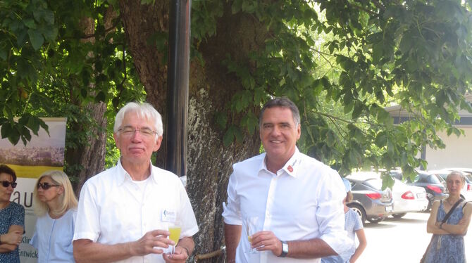 Helmut Braunwald (links), Vorsitzender des Vereins Baum, und Dußlingens Bürgermeister Thomas Hölsch, beim Start der Mitfahrbänkl