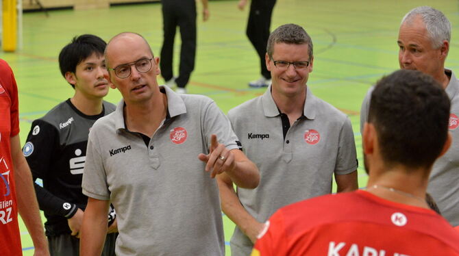 Der neue Rottenburger Trainer Christophe Achten (Zweiter von links) war nicht zufrieden mit der Leistung seiner Spieler. FOTO: N
