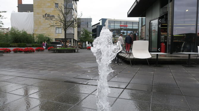 Wasserspiel auf dem Lindenplatz in der Outlet-City Metzingen.  FOTO: KLEIN