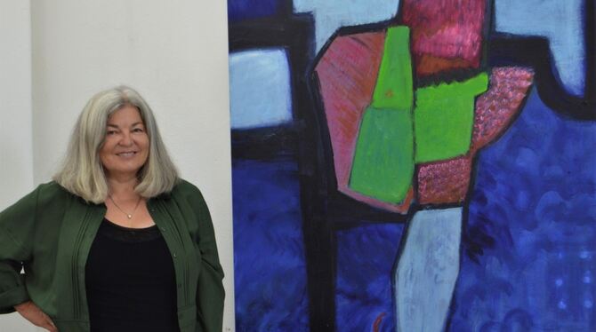 Farbinseln inmitten von Segmenten aus Blau: Die Künstlerin Gabriele Seeger neben ihrem Bild »Sommersonnenwende« bei der Vernissa