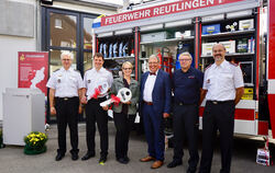 Der Erweiterungsbau und das neue Löschfahrzeug wurden offiziell übergeben: (von links) Feuerwehrkommandant Harald Herrmann, Abte