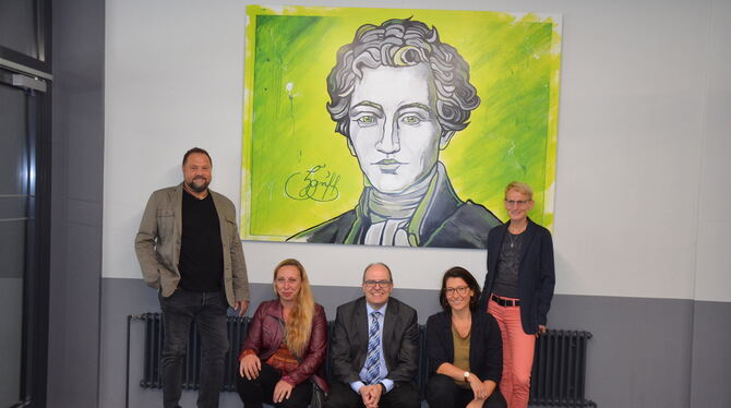 Pop-Art-Kunst im Schulbau. Bei der Übergabe dabei waren (von links) Ralf Schmied, Ute Worschischek, Michael Schrenk, Julia Menzl
