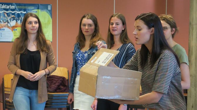 Julia Hinger (links) als Ännchen, Paula Jeckstadt (vorn mit Paket) als Agathe und Chorsängerinnen bei der Probe. Foto: Knauer