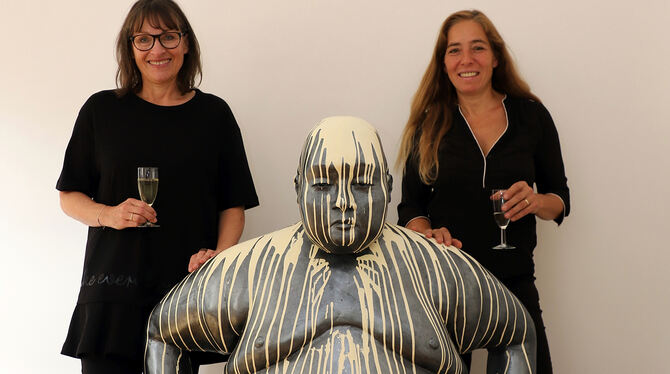 Tanja Niederfeld (links) und Kassandra Becker hinter Beckers Werk »Sumo«.FOTO: PR