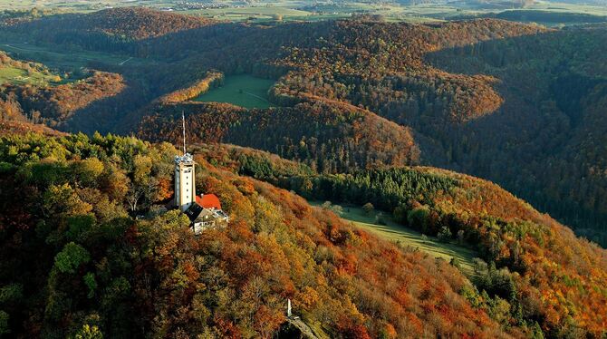 Der Gönniner Roßberg mit Wanderheim und Turm ist Ziel des Premiumspazierwanderwegs »hochgekämpft«. ARCHIV-FOTO: GROHE