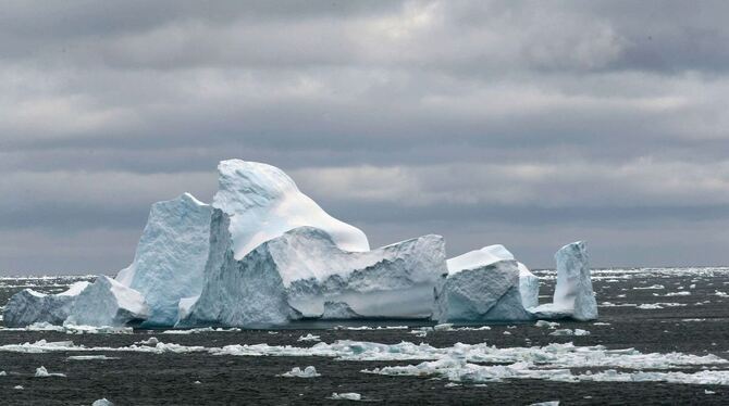 Antarktis: Ein Eisberg, der vom Forschungsschiff »Xue Long« aus fotografiert wurde, schwimmt im Südpolarmeer. Der Weltklimarat I