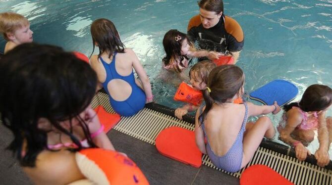 Kinder nehmen an einem Schwimmunterricht teil