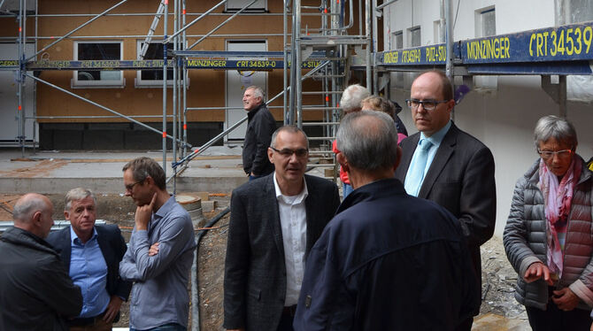 Die Wohnanlage im Entensee kommt voran. Bürgermeister Michael Schrenk (von rechts) und Architekt Peter Kautt informierten Bürger