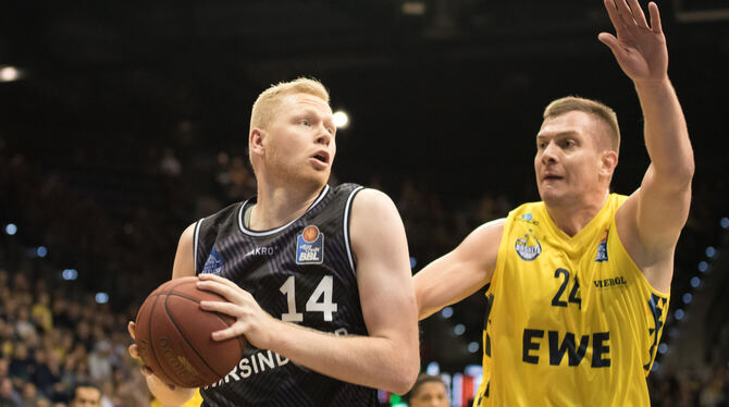 Mit Philipp Neumann (links) verstärkt ein erfahrener Spieler die Tigers Tübingen auf der Center-Position. FOTO: EIBNER Mit Philipp Neumann (links) verstärkt ein erfahrener Spieler die Tigers Tübingen auf der Center-Position. FOTO: EIBNER