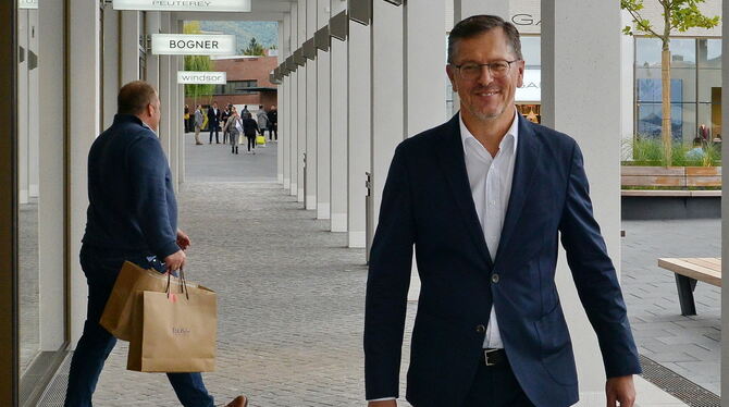 Der Chef der Outletcity Metzingen, Wolfgang Bauer, schreitet stolz durch die Arkaden des neuen Areals. Hier haben viele Luxusmar