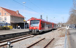 Ermstalbahn-Zug in Metzingen. foto: pfi