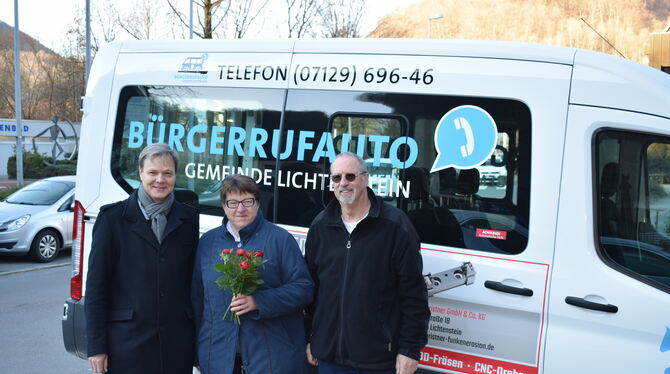 Bürgermeister Peter Nußbaum (links) mit dem ersten Fahrgast des Bürgerrufautos, Anita Begic, und Fahrer Ruprecht Thier beim Sta