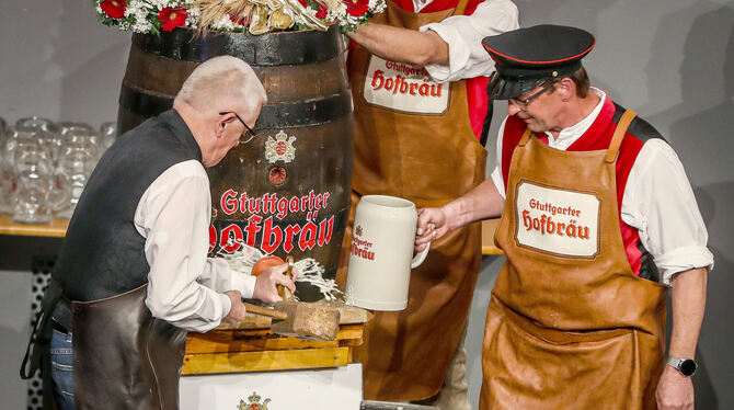 Fritz Kuhn sticht zu Beginn des Cannstatter Volksfests das erste Fass Bier an. Vier Hiebe plus leichtem Nachschlag brauchte es.