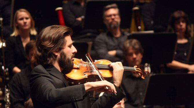 Konzertmeister Timo de Leo war Solist in Reza Valis Stück »Funèbre«. FOTO: STRÖHLE
