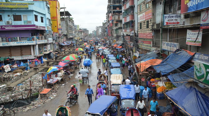 Das wohl Eindrucksvollste an Bangladeschs Hauptstadt Dhaka ist sein Verkehrschaos. Im Bild stauen sich nur Rikschas, aber auch A
