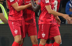 Lange wollte ihm nichts gelingen, dann erzielte Hamadi Al Ghaddioui (Mitte) das Siegtor für den VfB Stuttgart. Dafür wird er von