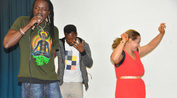 Rastapha sorgte bei der Abschlussveranstaltung mit Reggae-Rhythmen für gute Laune. Amal Barnaki (rechts) tanzte mit.fotos: bimek