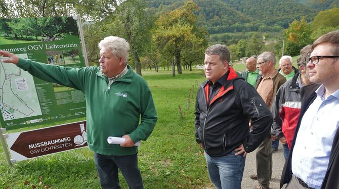 Alfons Reiske (von links) berichtete Carsten Träger und Martin Rosemann von den Problemen des Obst- und Gartenbauvereins.foto: l