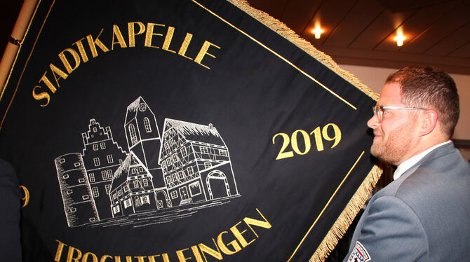 Martin Guhl mit neuer Vereinsfahne. Die Turmuhr steht auf 18.19 Uhr, eine Anspielung auf das Gründungsjahr. Foto: Leippert