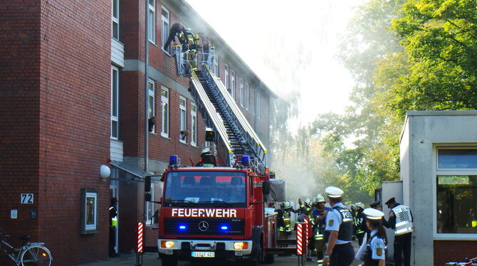 Über die Drehleiter retteten Feuerwehrleute die vom (fiktiven) Brand eingeschlossenen Bewohner. Foto: Göttling