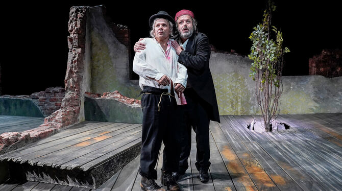 Andreas Guglielmetti als Estragon und Gilbert Mieroph als Wladimir (von links) in »Warten auf Godot«. Foto: Metz /LTT