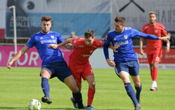 Raphael Schneider (Mitte) vom SSV wird von den Ravensburger Torschützen Moritz Jeggle (links) und Felix Hörger gestoppt. foto: b