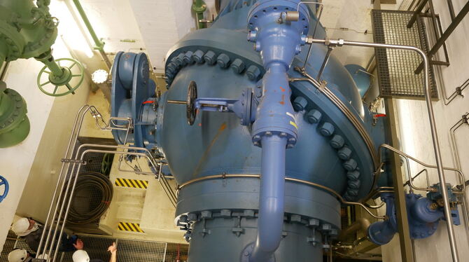 Ein ungewohnter Blickwinkel von oben auf die Turbine. Links unten sind die Fachleute im Gespräch zu erkennen.Foto: Leister