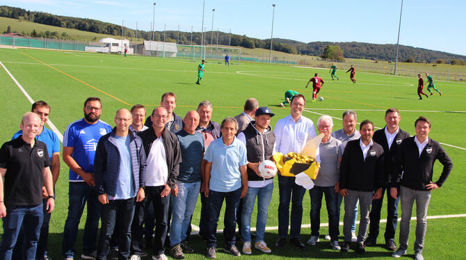 Die Verantwortlichen und Vorsitzenden der fünf Sportvereine, Bürgermeister und Gemeinderäte sowie die Vertreter des Württembergi