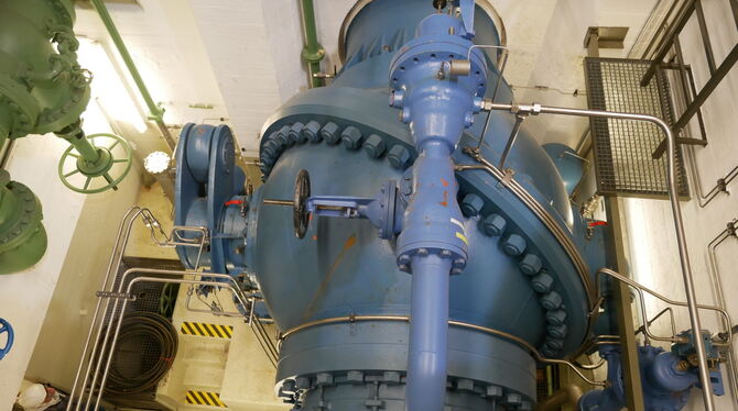 Ein ungewohnter Blickwinkel von oben auf eine der beiden Turbinen. Links unten sind die Fachleute im Gespräch zu erkennen.Foto: