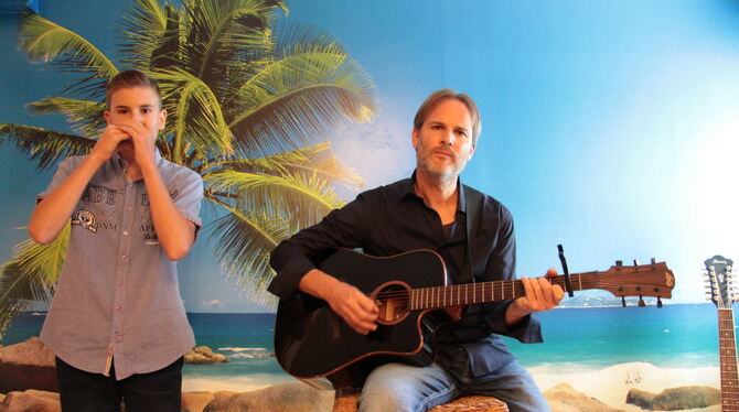 Felix und Dietmar Hokenmaier sind das Mössinger Duo »Wir sind 4«, spielen Mundharmonika und Gitarre bei Auftritten in Alten- und
