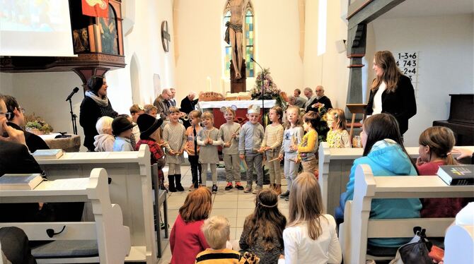 Die Kindergartenkinder führten in der frisch renovierten Kirche ein Theaterstück zum Erntedank auf. Bei herrlichem Wetter wurde