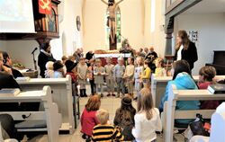 Die Kindergartenkinder führten in der frisch renovierten Kirche ein Theaterstück zum Erntedank auf. Bei herrlichem Wetter wurde 