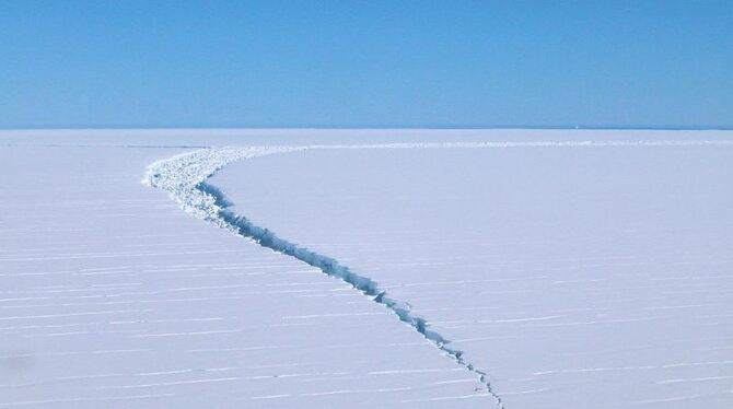 Eisberg bricht in Antarktis vom ewigen Eis ab