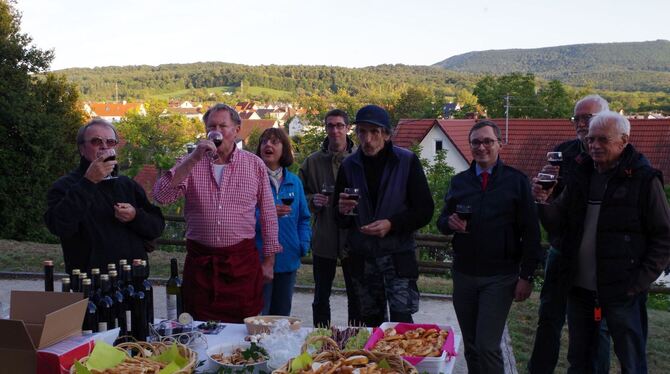 Der Gomaringer Schlosswein mundete den Teilnehmern der Weinprobe, darunter Jürgen Hirning(Zweiter von links), Bürgermeister Stef