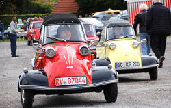 Nichts für jemand mit Platzangst: Das Fahren im Oldtimer, selbst im winzig kleinen Kabinenroller, macht den Liebhabern Spaß.Foto
