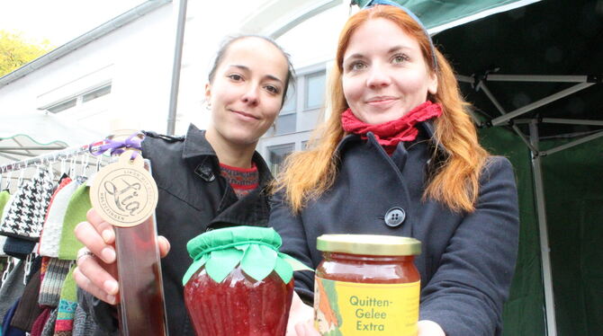 Celine Hattab (links) und Julia Kreuder aus Holzelfingen verkaufen selbst gemachten Likör und Marmelade.