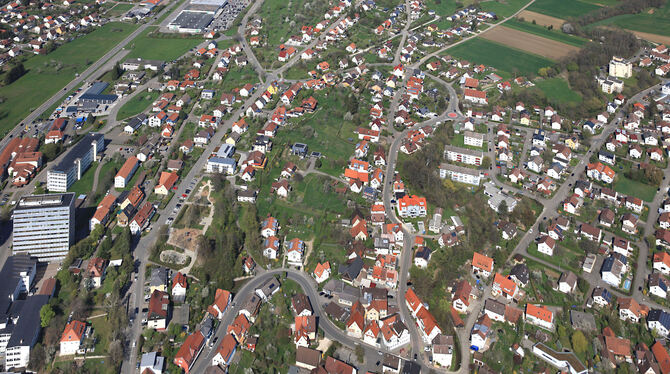 Der Grünstreifen zwischen Lindenstraße und Bachstraße (Bildmitte) beschäftigt die Gemeinde schon seit über 20 Jahren.Luftbild: G