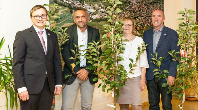 Bürgermeister  Steffen Heß ehrte Friedhelm Haas, Petra Rupp-Wiese und Geo Pflumm (von links) für ihre langjähriges kommunalpolit