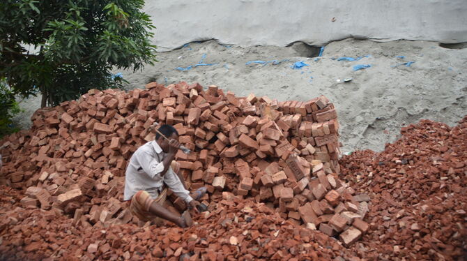Straßenarbeiter in Bangladesch: Die Internationale Arbeitsorganisation kümmert sich um Standards für Arbeitsplätze.FOTO: SCHÜRER