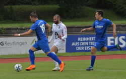 Mario Nikolovski (links) von der TuS Metzingen läuft Dennis Pascolo von Croatia Reutlingen davon. Foto: Meyer