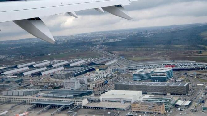 Der Flughafen Stuttgart aus einem Flugzeug gesehen