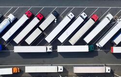 Abgestellte Lastwagen stehen auf einem Parkplatz