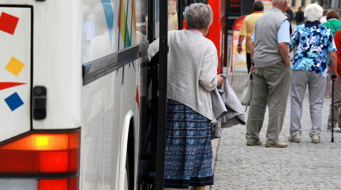 Die Bushaltestellen in Eningen sollen so umgebaut werden, dass auch ältere Menschen mühelos ein- und aussteigen können.  FOTO: D