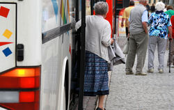 Die Bushaltestellen in Eningen sollen so umgebaut werden, dass auch ältere Menschen mühelos ein- und aussteigen können.  FOTO: D