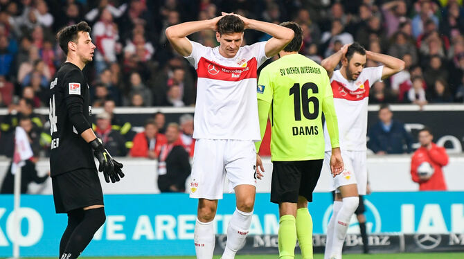 Blankes Entsetzen nach der ersten Saisonniederlage ausgerechnet gegen Wehen-Wiesbaden: Mario Gomez (links) und Hamadi Al Ghaddio
