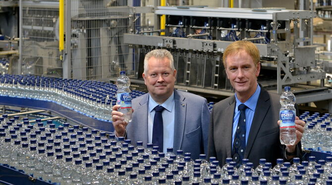 Stefan Gugel (links) und Achim Jarck, Geschäftsführer der Romina Mineralbrunnen GmbH.Foto: Niethammer